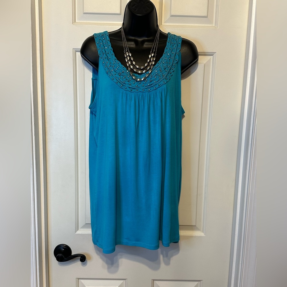 💙ST31-Dressbarn Turquoise Sleeveless Top with Silver Beaded Neckline design.